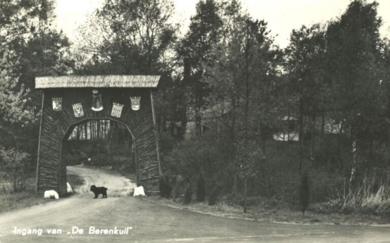 De poort van landgoed De Berenkuil in Grolloo, Drenthe